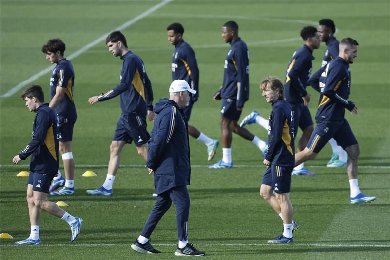 مودريتش (يمين)