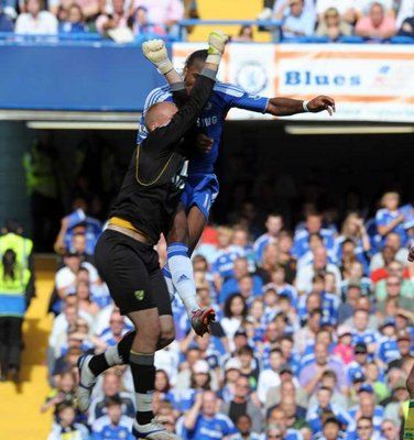 دروجبا خلال اصطدامه بالحارس جون رودي