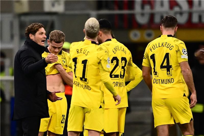 إيدين تيرزيتش مع لاعبي بروسيا دورتموند