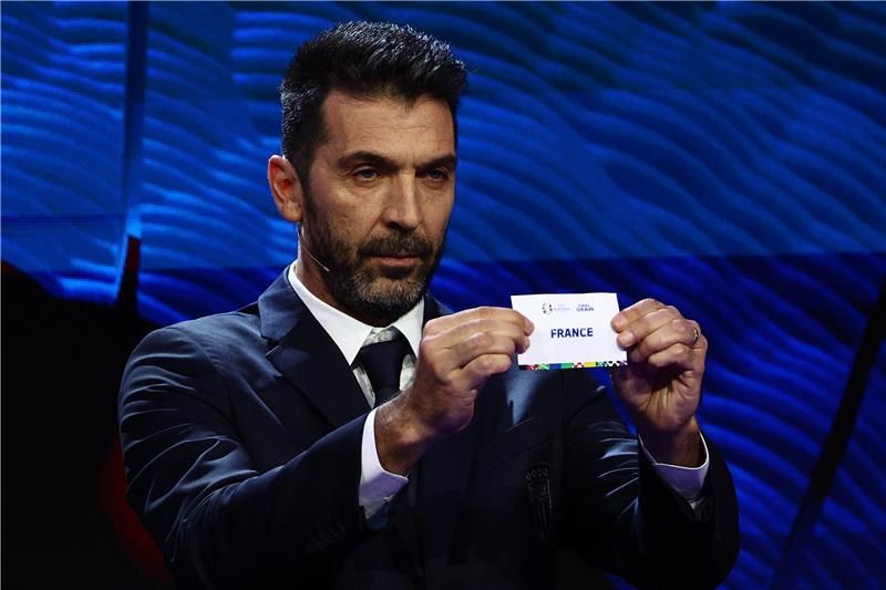 بوفون أثناء سحب القرعة