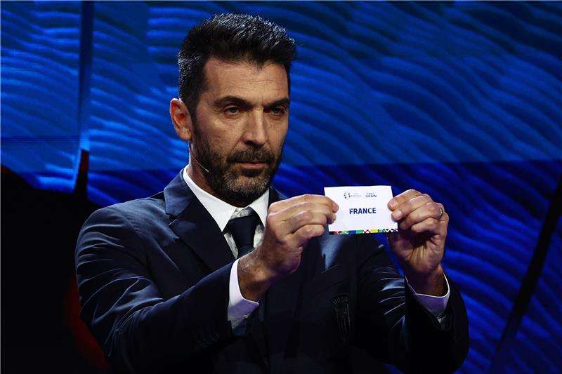 بوفون أثناء سحب القرعة