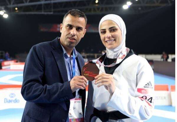 الصادق ومدربها العساف