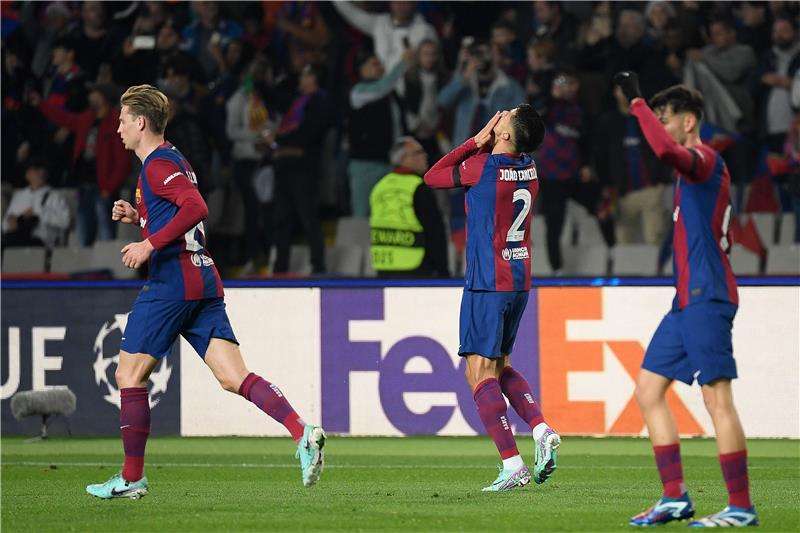 كانسيلو (في الوسط)