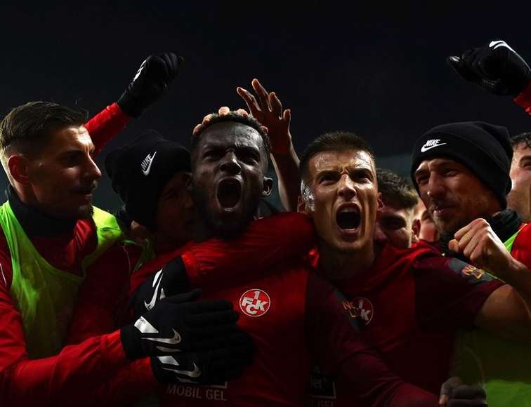 فرحة لاعبي كايزر سلاوترن