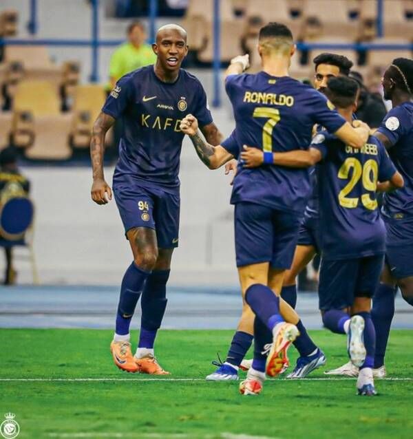 تاليسكا مع لاعبي النصر