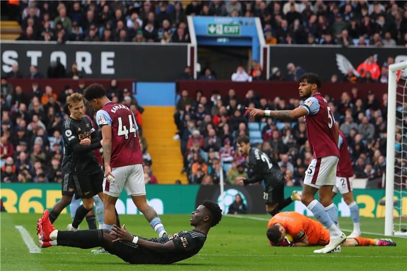 لقاء سابق بين آرسنال وأستون فيلا