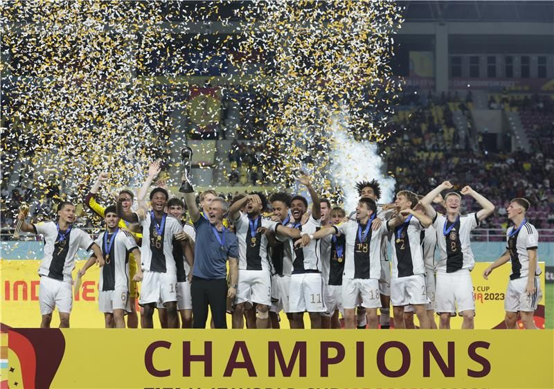 باري برونر (أقصى اليسار)