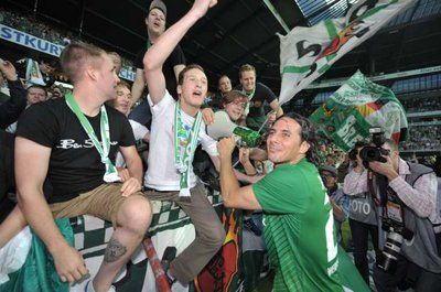 بيتزارو يحييّ الجماهير بعد المباراة 