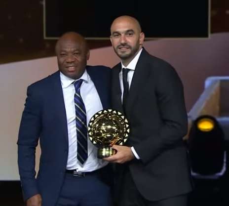 وليد الركراكي يتسلم جائزة أفضل مدرب إفريقي