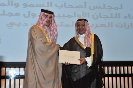 الشيخ احمد بن حمد يسلم الدعوات للشخصيات الرياضية الخليجية في دبي