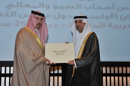 الشيخ احمد بن حمد يسلم الدعوات للشخصيات الرياضية الخليجية في دبي