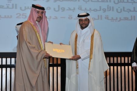 الشيخ احمد بن حمد يسلم الدعوات للشخصيات الرياضية الخليجية في دبي