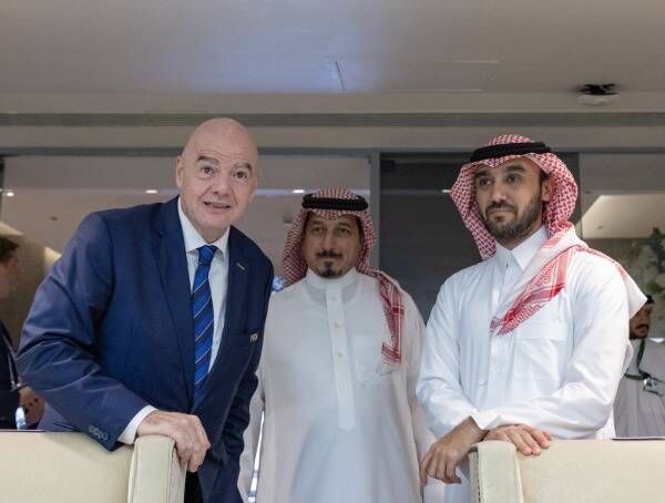 الأمير عبدالعزيز بن تركي الفيصل (يمينًا)