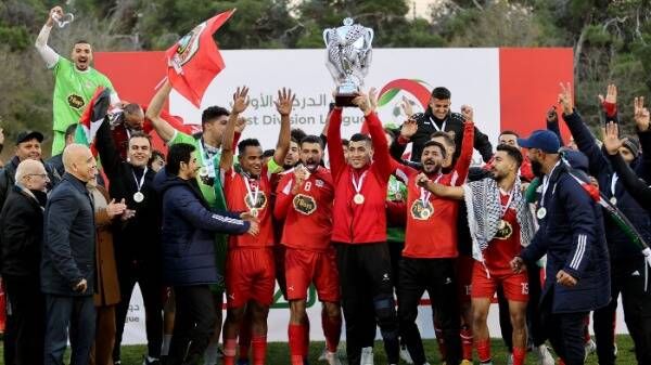 فريق الجزيرة متوجا بكأس البطولة