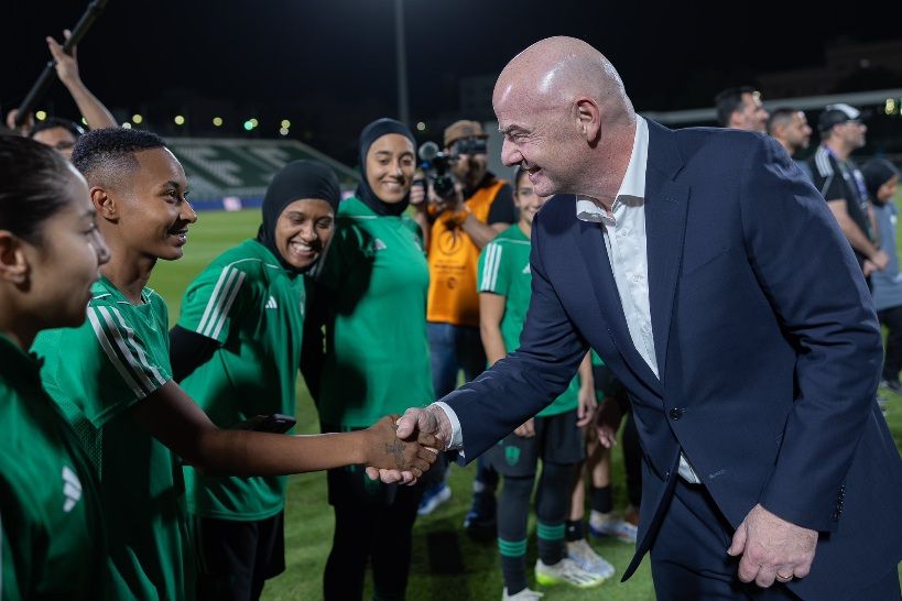 إنفانتينو مع لاعبة الأهلي حورية الشمراني