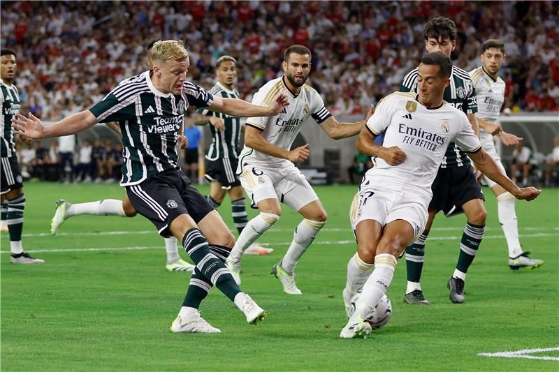 دوني فان دي بيك (يسار)