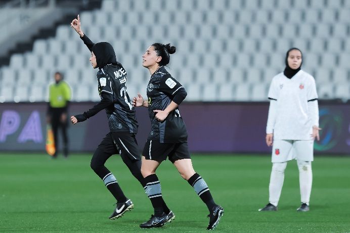 فرحة لاعبات الشباب أمام الرياض