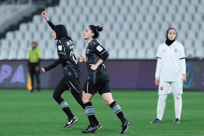 فرحة لاعبات الشباب أمام الرياض