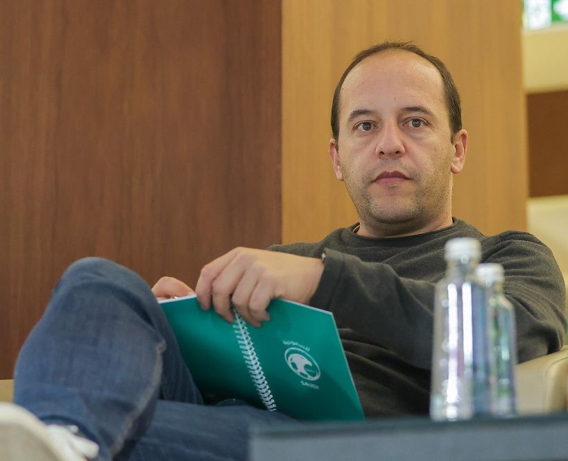 لويس كورتيس يتابع لقاء الشباب والرياض