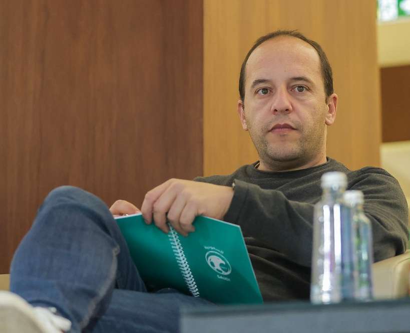 لويس كورتيس يتابع لقاء الشباب والرياض