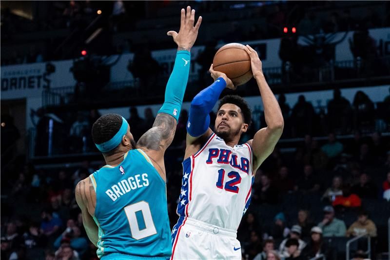 من مباراة تشارلوت هورنتس وفيلادلفيا سفنتي سيكسرز