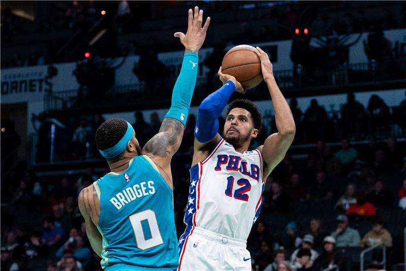 من مباراة تشارلوت هورنتس وفيلادلفيا سفنتي سيكسرز