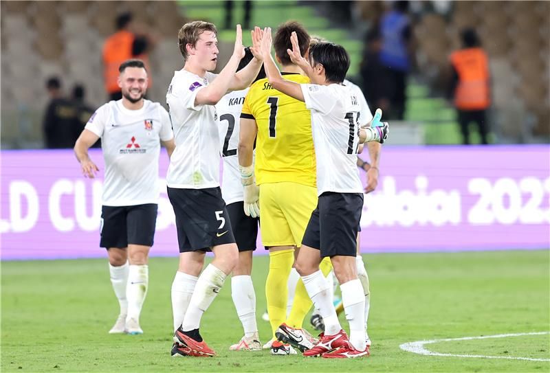 كين إيواو (جهه اليمين)