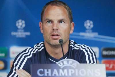 فرانك دي بور خلال المؤتمر الصحفي قبل المباراة المقررة امام ريال مدريد