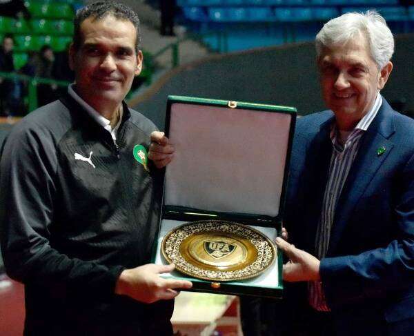 هشام الدكيك (يسارًا)