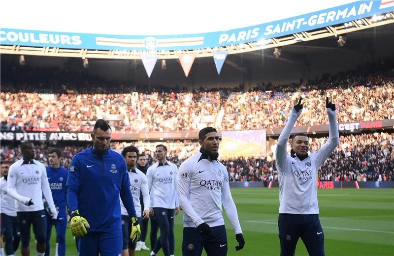 ألكسندر لوتيليه رفقة أشرف حكيمي ومبابي