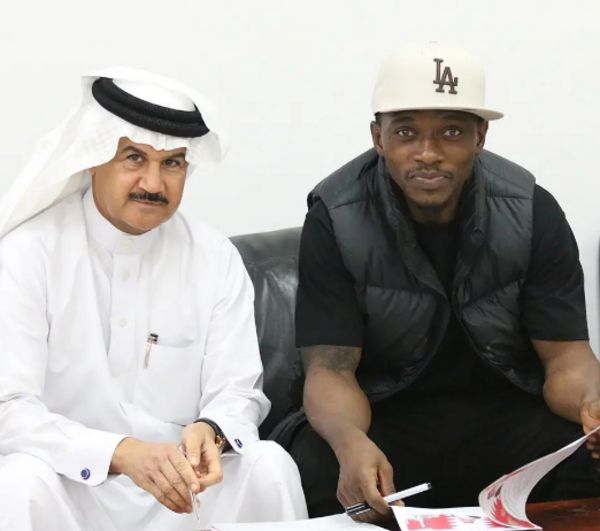 من جلسة توقيع العقود