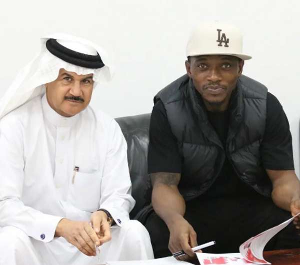 من جلسة توقيع العقود