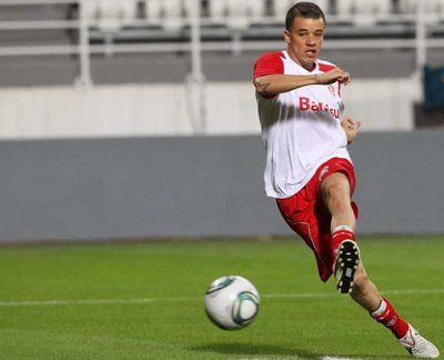 لاعب خط الوسط أندرياس دي أليساندرو