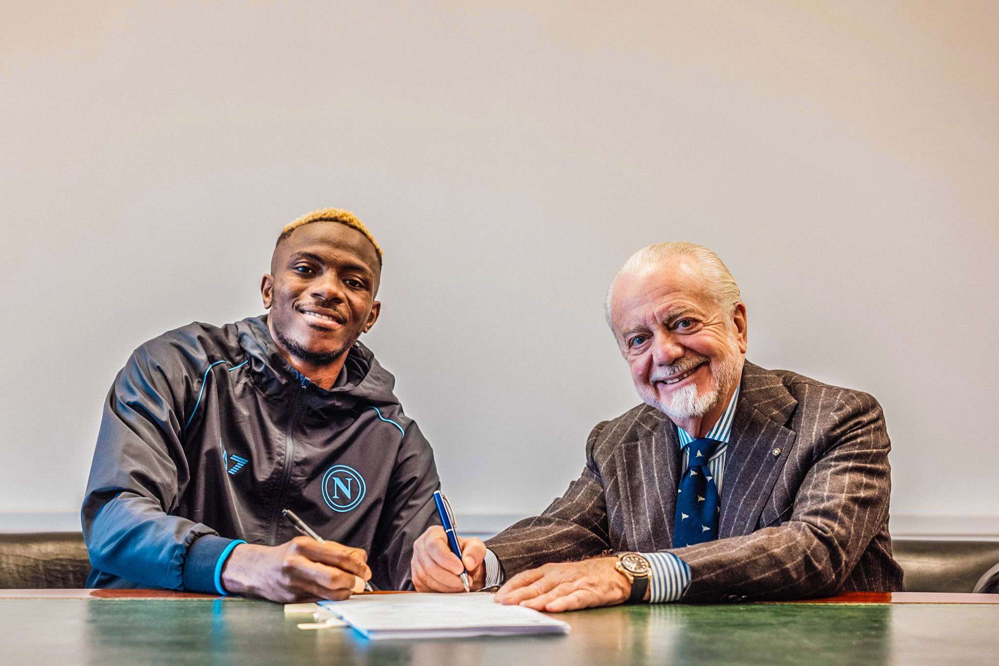 أوسيمين (يسار)