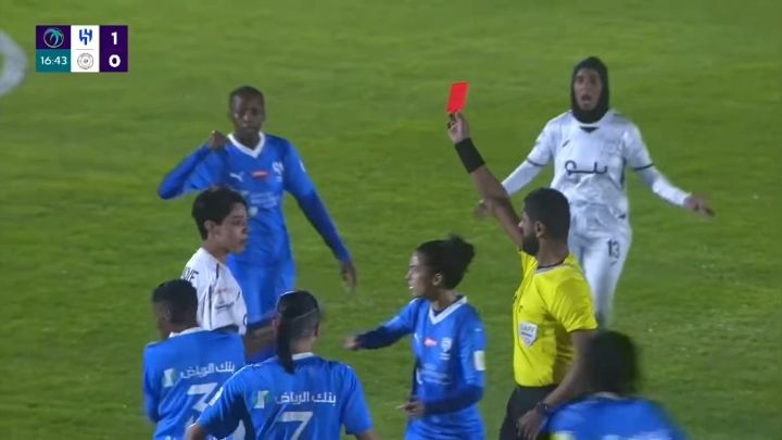 شيماء العباسي تتلقى البطاقة الحمراء