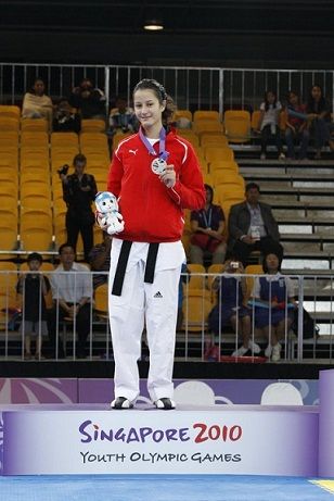 الفتاة المعجزة دانا حيدر متوجة بفضية اولمبياد سنغافورة للشباب
