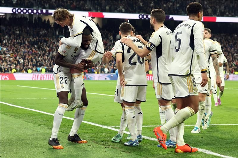 روديجر يحمل لوكا مودريتش