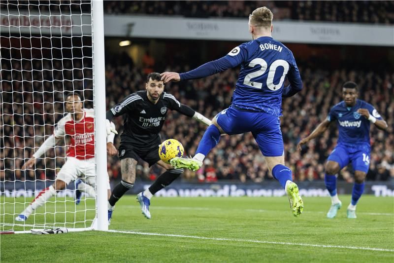 لحظة تمرير بوين لكرة الهدف