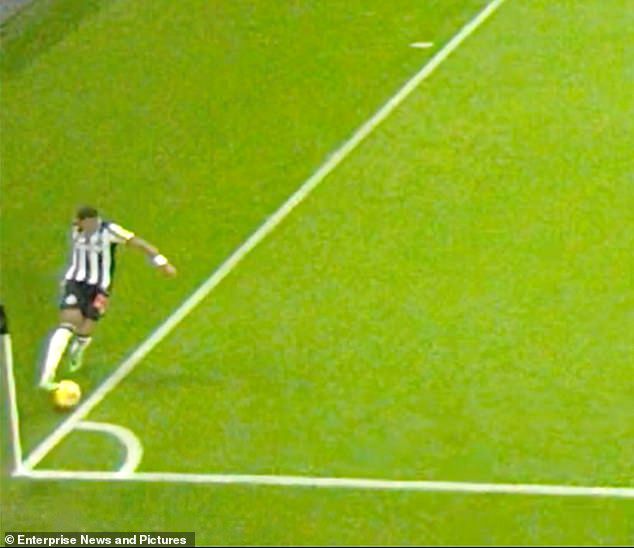 78970561-12907871-Willock_told_Arsenal_players_that_the_ball_had_gone_out_of_play_-a-14_1703796528126