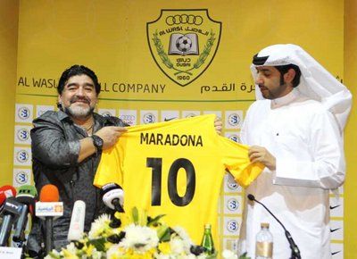 مارادونا يرفع قميص نادي الوصل و على يساره مروان بن بيات