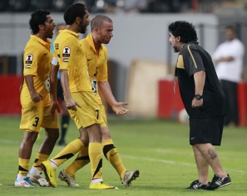 مارادونا يحتفل مع لاعبيه بعد أحد اهداف الفريق