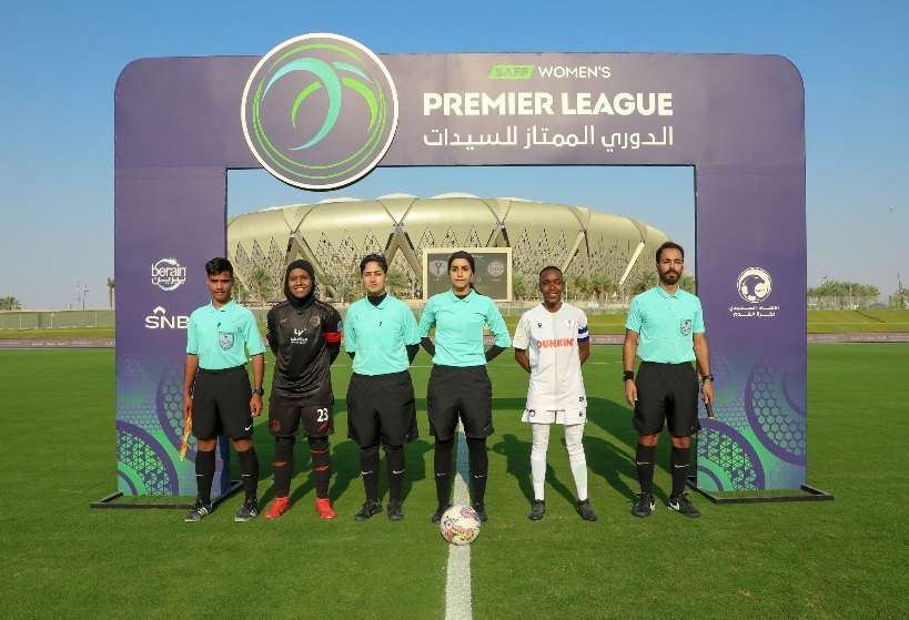 هبة العويضي (وسط)