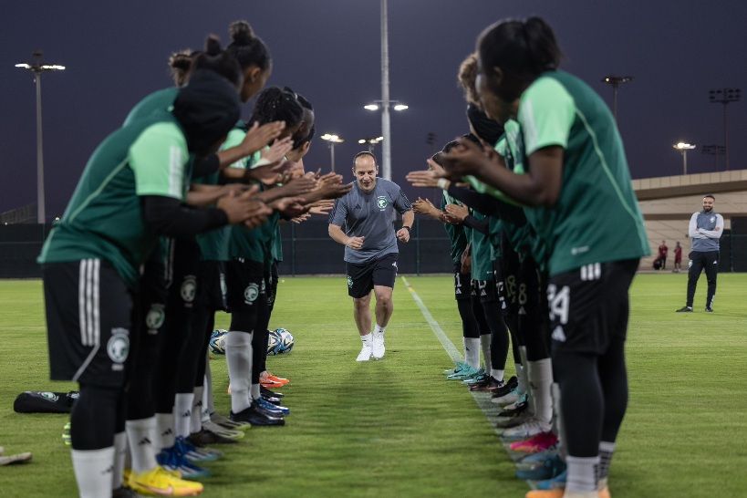 الإسباني كورتيس يتلقى الترحيب من لاعبات السعودية