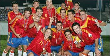 لاعبوا المنتخب الاسباني في صورة جماعية مع كأس البطولة 