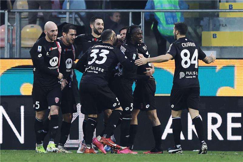 فرحة لاعبي مونزا