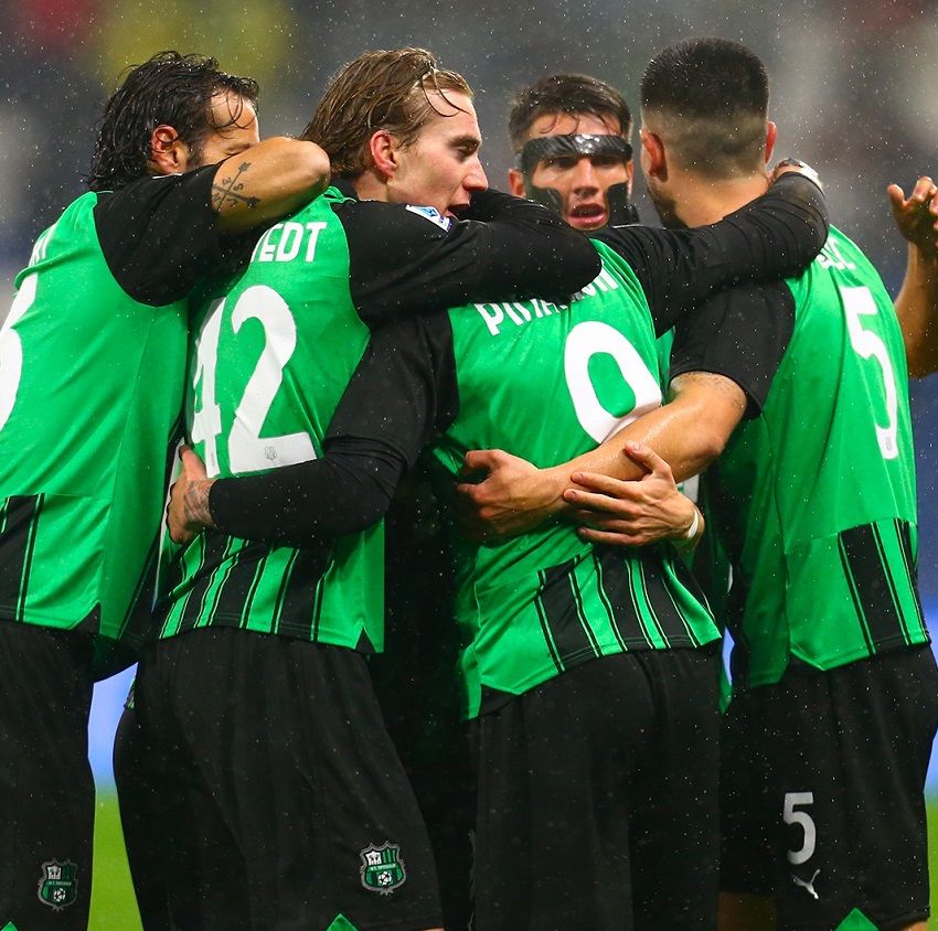 فرحة لاعبي ساسولو