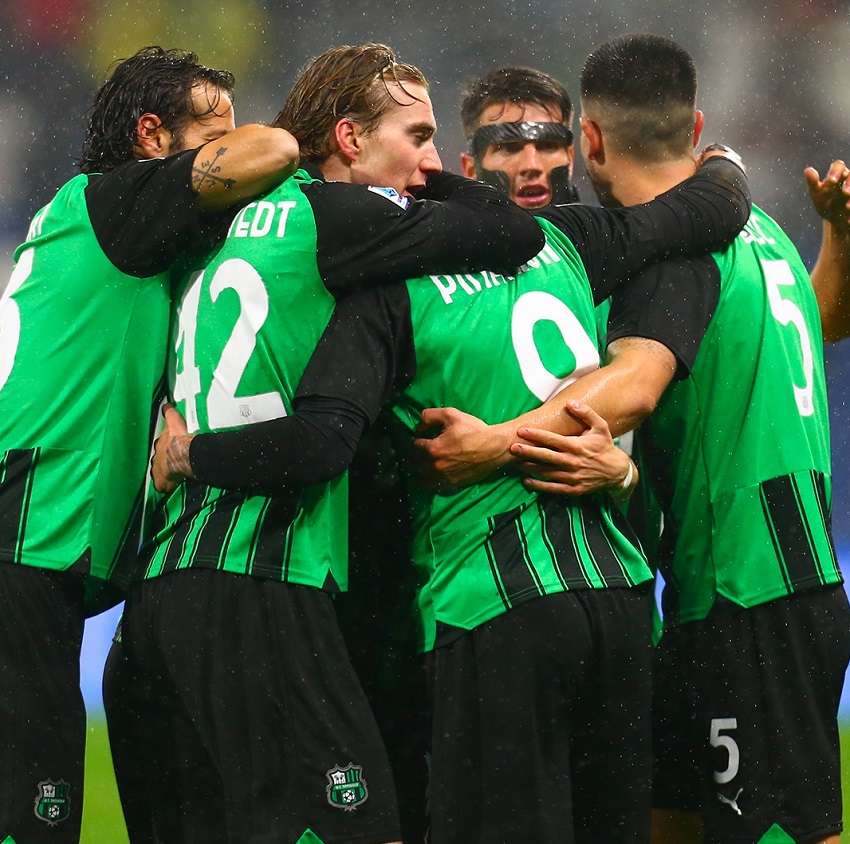 فرحة لاعبي ساسولو