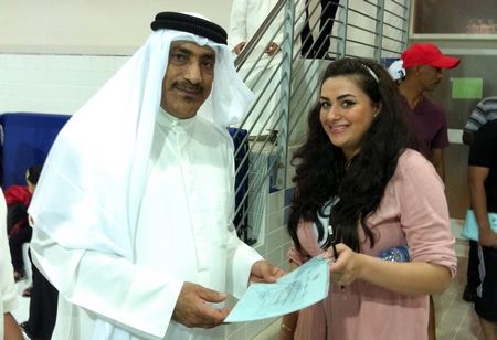 فيصل سوار يكرم احدى الحكمات