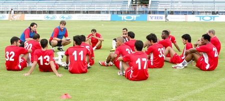 المدرب دراجان يجمتع باللاعب خلال تمارين الفريق 