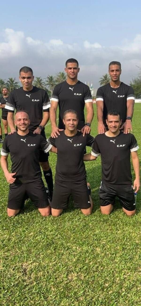 أمين عمر مع طاقم التحكيم المصري